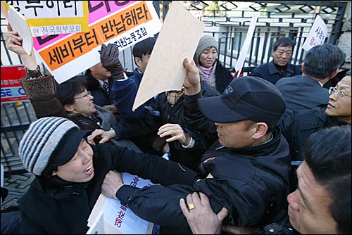 6일 오후 서울 영훈고등학교앞에서 '신입생 배정거부 사학재단 규탄' 기자회견이 시작되자 영훈학원 관계자 10여명이 '사립학교법개정과사학부패척결을위한국민운동본부' 소속 단체 회원들을 거칠게 밀어내고 있다. 